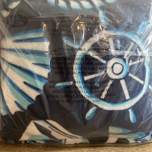 VB Travel Blanket in Fleece Shore Enough NWT - Picture 3 of 6